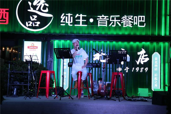 將復(fù)古女郎“請”到啤酒節(jié)，用年輕人的語言講述百年青啤的“新故事”