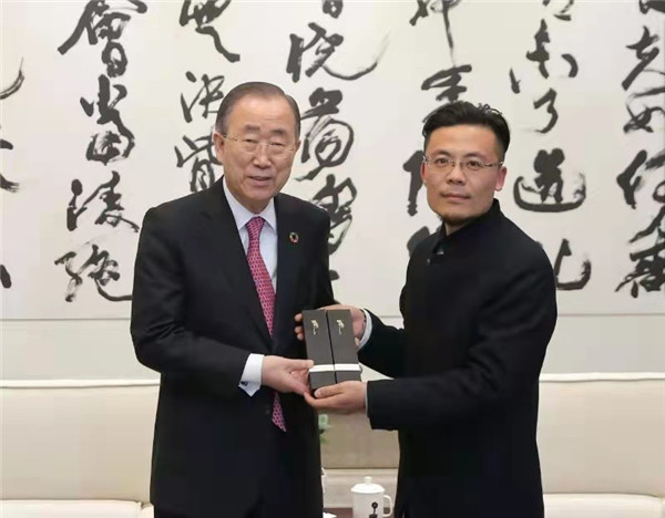 化腐朽為“船奇” 中國(guó)船木雕刻制筆第一人——蘇秋