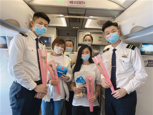 萬米高空 青島航空母親節(jié)機云端送祝福