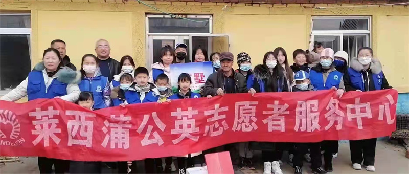 青島萊西水集街道月湖街社區(qū)開展“撿煙頭、倡文明”志愿服務(wù)活動