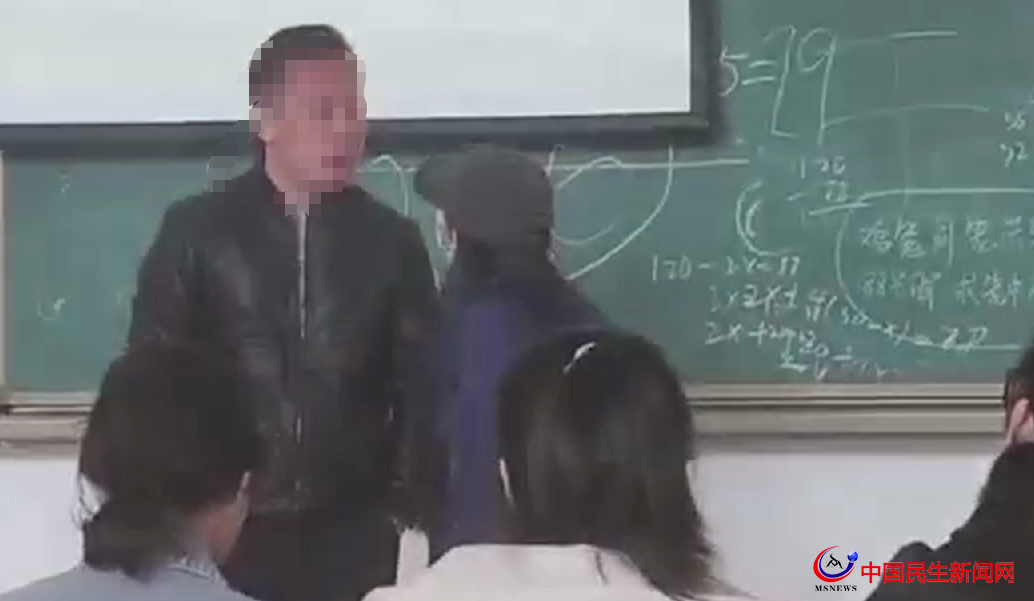 網(wǎng)傳山東一高校輔導(dǎo)員在教室內(nèi)毆打女生，校方：正在核查中